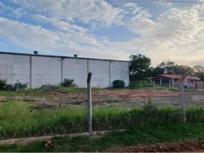 Terrenos à venda em esquina em Luque, Laurelty 3