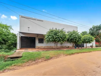 Terreno à venda em Luque com depósito incluído 3