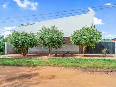 Terreno à venda em Luque com depósito incluído 4