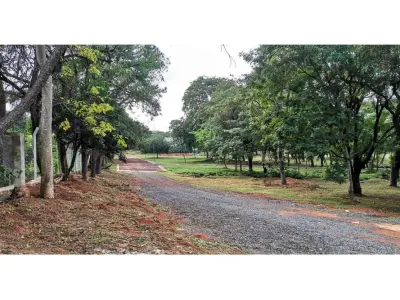Terrenos à venda em condomínio fechado em Villa Elisa 2