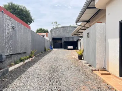 Tinglado con showroom en venta en Fernando de la Mora 3