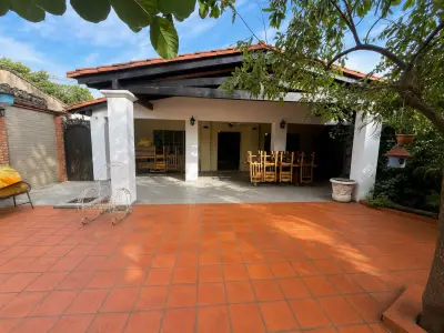 Four-bedroom house with river views in Sajonia, Asunción 3