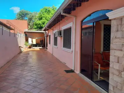 Casa de 3 dormitorios con piscina en Barrio Pai Ñu, Ñemby 2