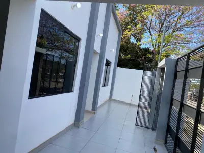 Casa de 2 quartos a 3 quadras da Rota 2, bairro Candelaria, Capiatá 3